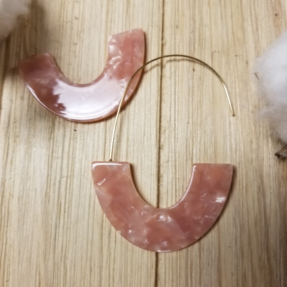 Beautiful crushed PINK shell hook earrings - Picture 4 of 7